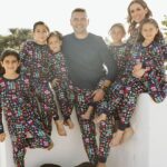 Jacqueline Bracamontes Instagram - Así amanecimos el día de Navidad!!! 🎄Celebrando en familia y muy agradecidos!!! @mft07 (Lunita no podía faltar!!!)