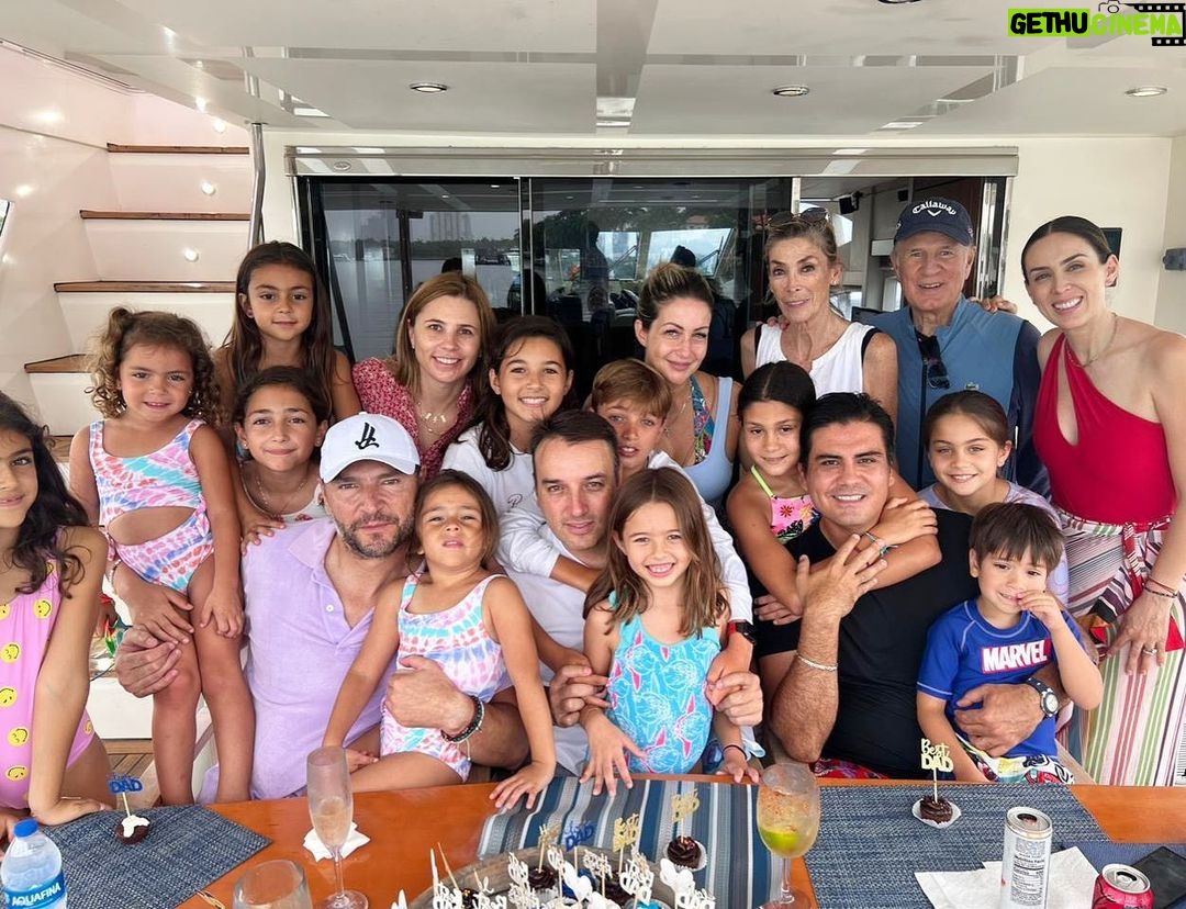 Jacqueline Bracamontes Instagram - Happy Father’s Day!!!! Familia y amigos que ya son familia!!! @mft07 @profebraca @pichisvan @miletorresduq @jeanclaudio06 @yani.roser #Pato
