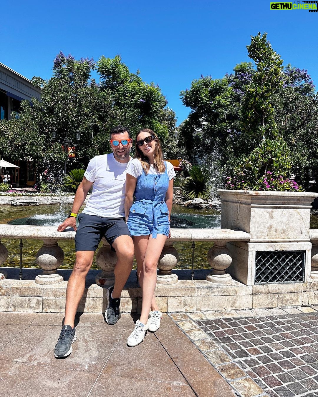 Jacqueline Bracamontes Instagram - Celebramos al papá más paciente del mundo (bueno, a veces!!! Jajajaja!!!) Ya se imaginarán lo que es viajar con 5 niñas y la mamá (que no sabe viajar ligero 🙈) Pero la verdad la hemos pasado increíble!!! Gracias mi @mft07 por encontrar los mejores planes para toda la familia!!! #fundad #thebest #weloveyou 📸 by Carito… The Grove