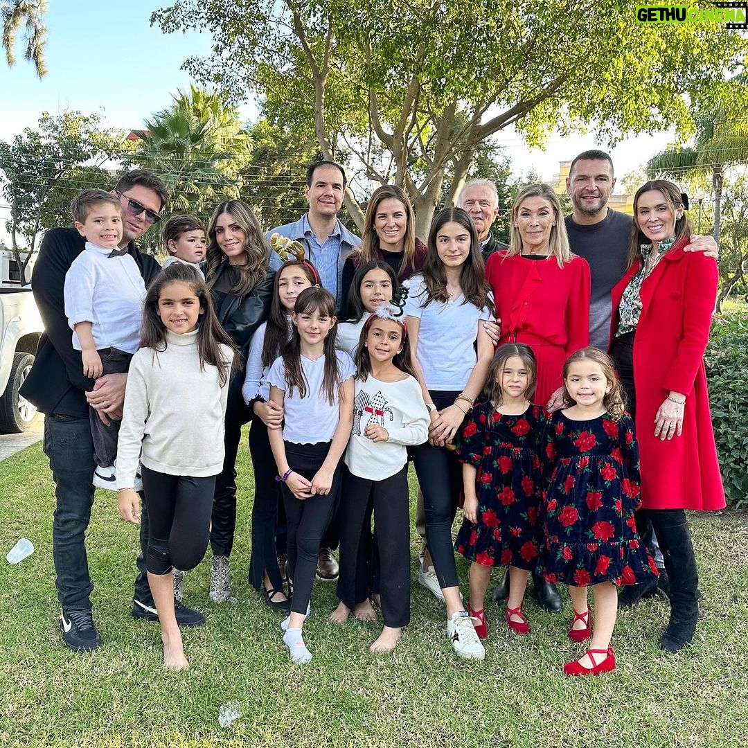 Jacqueline Bracamontes Instagram - Familia Bracamontes + Fuentes + González + Martínez ♥️🎄 Guadalajara, Jalisco