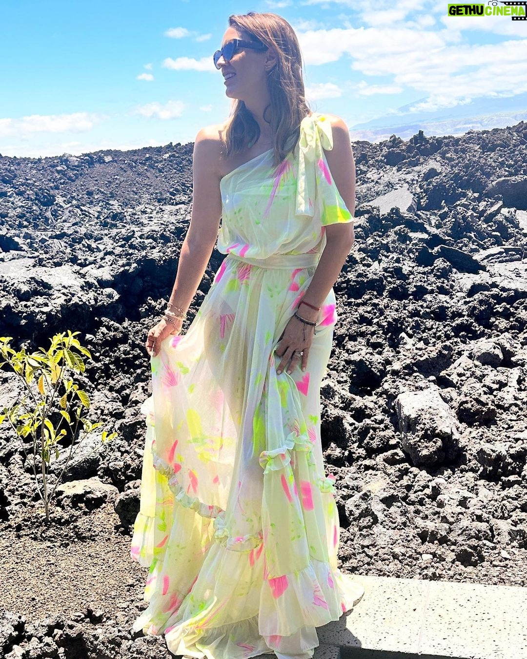 Jacqueline Bracamontes Instagram - Rodeadas de piedra volcánica… este lugar tiene una belleza muy especial!!! #inlove #Kona #Hawaii Kona Village