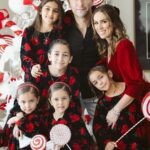 Jacqueline Bracamontes Instagram - Feliz Navidad de parte de la familia Fuentes Bracamontes 🎄❤️🙏🏼 Estar en familia es definitivamente el mejor regalo!!! @mft07 Guadalajara, Jalisco