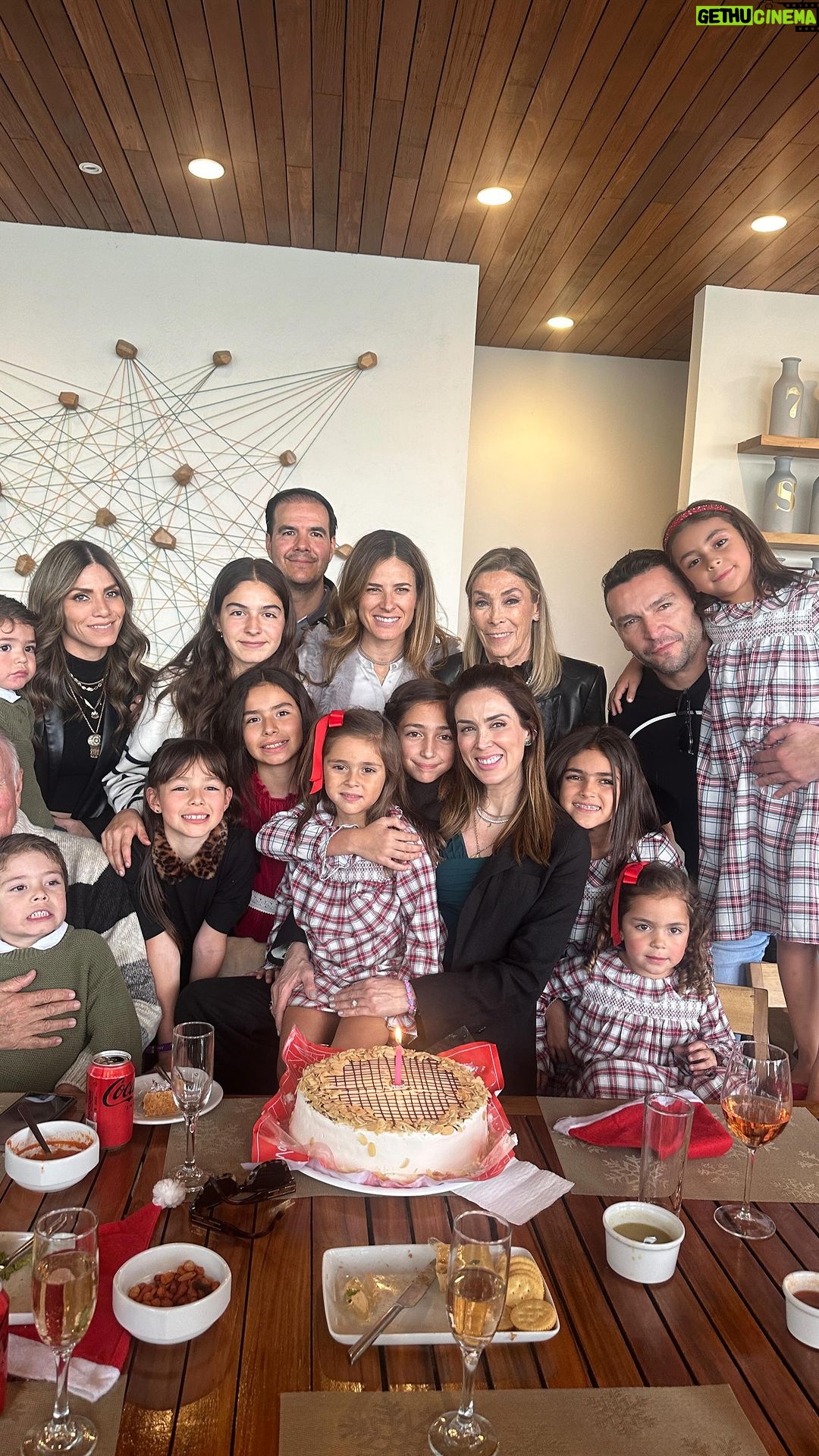 Jacqueline Bracamontes Instagram - Gracias a todos por sus felicitaciones y por su cariño!!! Mi cumple lo pasé feliz y en familia!!! Love u all!!! @mft07 @pichisvan @profebraca @alibracas @1raulglez @loreniamm @jesusbravan
