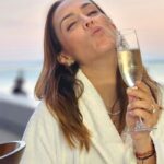 Jacqueline Bracamontes Instagram - Hoy hace unos añitos nació esta Reina, la cual se convirtió en mi amiga, esposa y madre de 5 princesas. Memita te deseo que esta nueva vuelta al sol sea la mejor de todas. Muchas bendiciones y mucha luz. Te amo @jackybrv #happybirthday #felizcumpleaños #bdaygirl #partymode Guadalajara, Jalisco