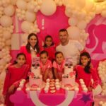 Jacqueline Bracamontes Instagram - Hoy hace 5 años llegaron estas hermanitas dinamita, que con su energía nos volvieron locos a los 5 integrantes de esta familia que las estábamos esperando. Primero llegó Emilia y pocos minutos después Paula . Desde el primer minuto me pusieron a correr de un lado al otro del hospital para ver como estaban y desde ese día, al día de hoy me siguen haciendo correr de lado a lado. Las amamos con todo nuestro corazón mis #twinkies hermosas. #happybirthday #Emilia y #Paula Miami, Florida