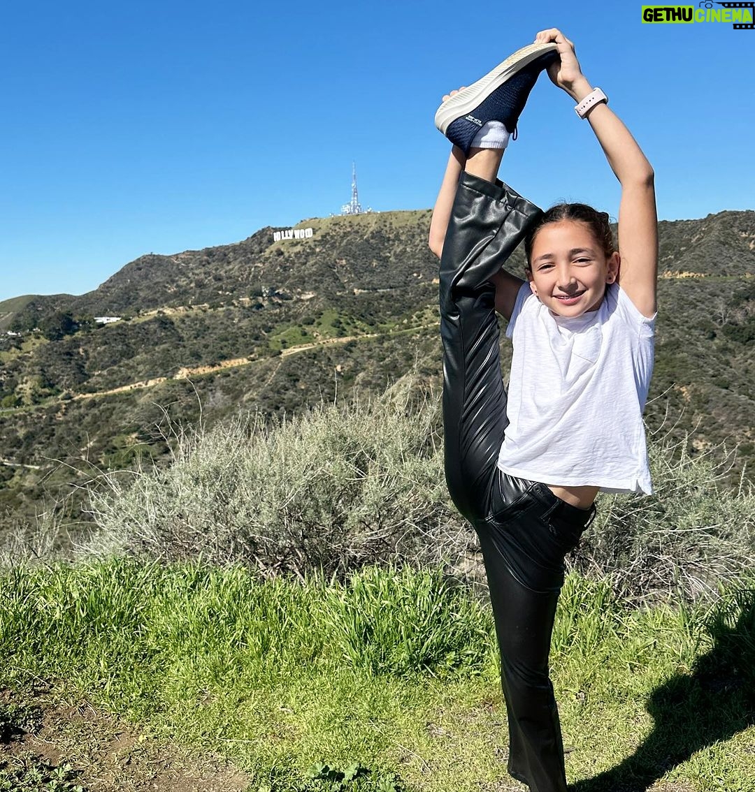 Jacqueline Bracamontes Instagram - A Carito se le ocurrió el plan de hacer hiking y conocer más de cerca el Hollywood sign! Y amamos el plan! Nos la pasamos increíble!!! Los Angeles, California
