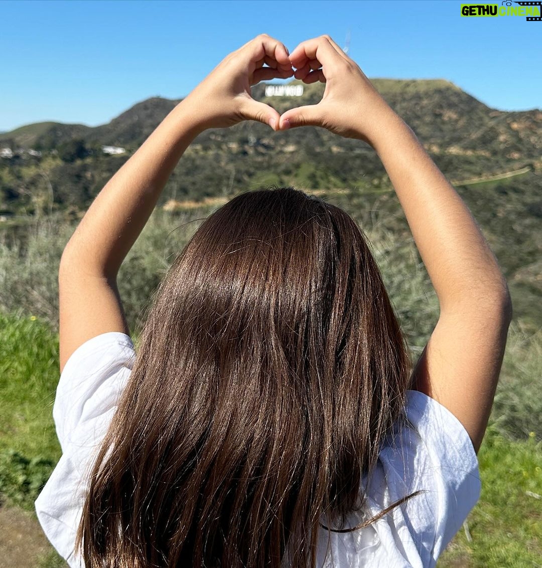 Jacqueline Bracamontes Instagram - A Carito se le ocurrió el plan de hacer hiking y conocer más de cerca el Hollywood sign! Y amamos el plan! Nos la pasamos increíble!!! Los Angeles, California