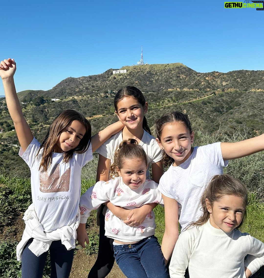 Jacqueline Bracamontes Instagram - A Carito se le ocurrió el plan de hacer hiking y conocer más de cerca el Hollywood sign! Y amamos el plan! Nos la pasamos increíble!!! Los Angeles, California