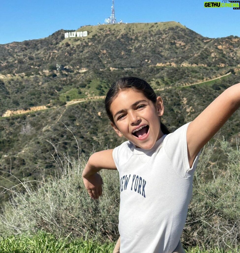 Jacqueline Bracamontes Instagram - A Carito se le ocurrió el plan de hacer hiking y conocer más de cerca el Hollywood sign! Y amamos el plan! Nos la pasamos increíble!!! Los Angeles, California