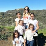 Jacqueline Bracamontes Instagram - A Carito se le ocurrió el plan de hacer hiking y conocer más de cerca el Hollywood sign! Y amamos el plan! Nos la pasamos increíble!!! Los Angeles, California