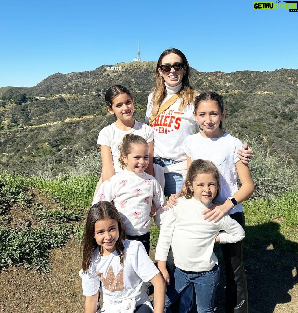 Jacqueline Bracamontes Instagram - A Carito se le ocurrió el plan de hacer hiking y conocer más de cerca el Hollywood sign! Y amamos el plan! Nos la pasamos increíble!!! Los Angeles, California