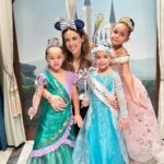 Jacqueline Bracamontes Instagram - Las princesas de la casa!!!! @mft07 #derretidos (Se sentían soñadas!!!) #DisneyPrincesses Disney Cruise Line