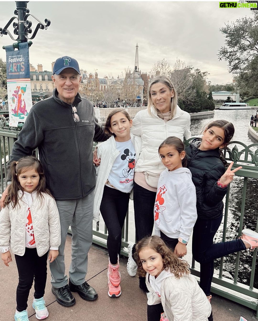 Jacqueline Bracamontes Instagram - Arrancamos! En esta familia no paramos. Felices y emocionados de los días que se vienen #disneylovers