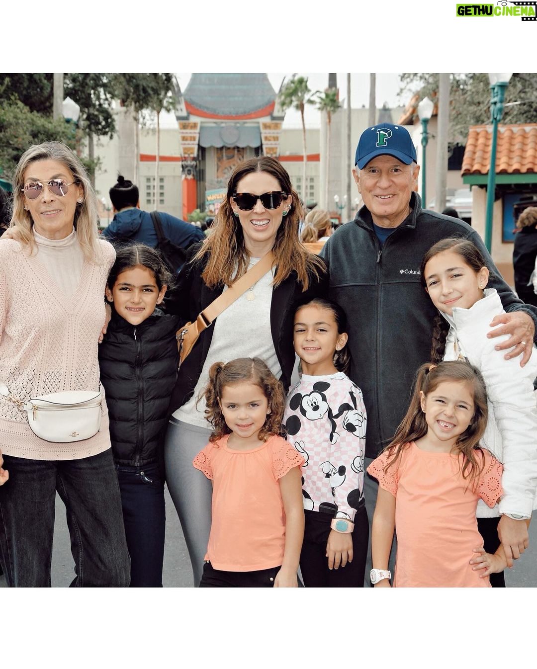 Jacqueline Bracamontes Instagram - Arrancamos! En esta familia no paramos. Felices y emocionados de los días que se vienen #disneylovers