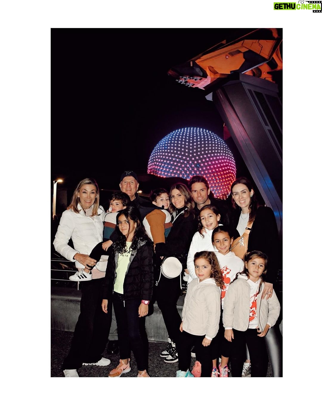 Jacqueline Bracamontes Instagram - Arrancamos! En esta familia no paramos. Felices y emocionados de los días que se vienen #disneylovers