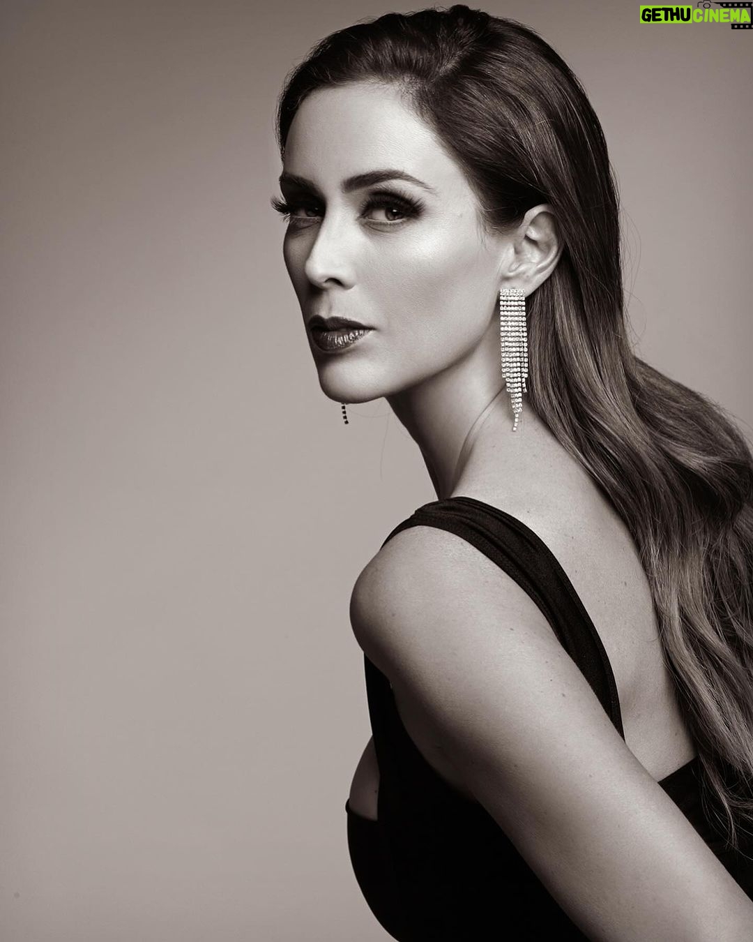 Jacqueline Bracamontes Instagram - 𝐉 𝐀 𝐂 𝐊 𝐘 🔥 Mi paisanita hermosa @jackybrv ♥️ al estilo Jalisco. @urielsantanafoto 📸 ✨𝚌𝚊𝚙𝚛𝚒𝚌𝚘𝚛𝚗 𝚜𝚎𝚊𝚜𝚘𝚗 Make up @rosamariagarcia_makeup Hair @anlle11 Styling Photo assistants @hugoserna76 @scbchaps Production @xumalin #jackybracamontes #shooting #urielsantana #urielsantanafoto #beautyshoot #usantanaphoto ✩
