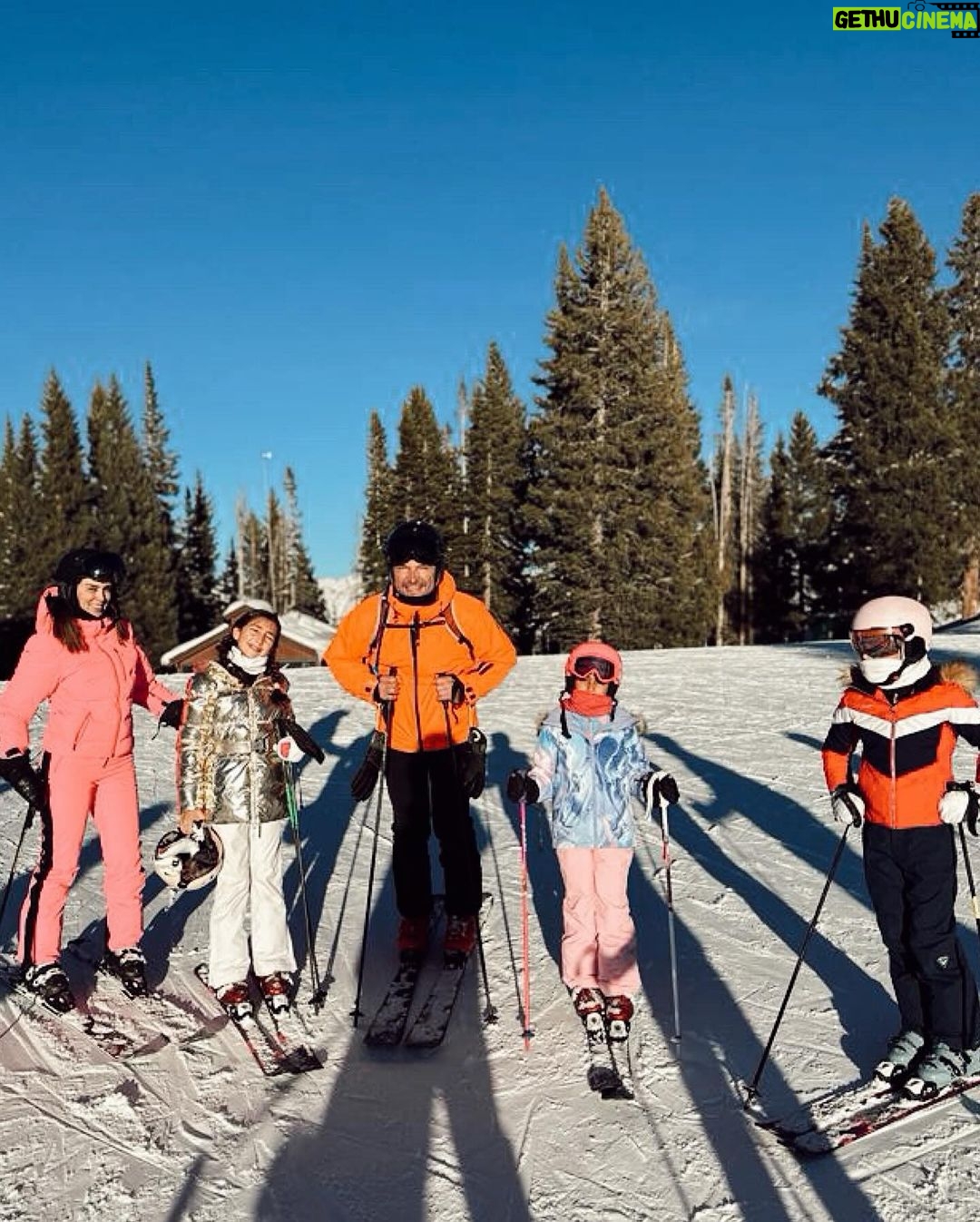 Jacqueline Bracamontes Instagram - Forever winter ❄️⛷️ Así arranca el 2024 para la familia Fuentes Bracamontes, felices de estar juntos disfrutando estos días en la nieve. Feliz 2024 a todos!!!! @epicpass @epicpass_esp @vailmtn