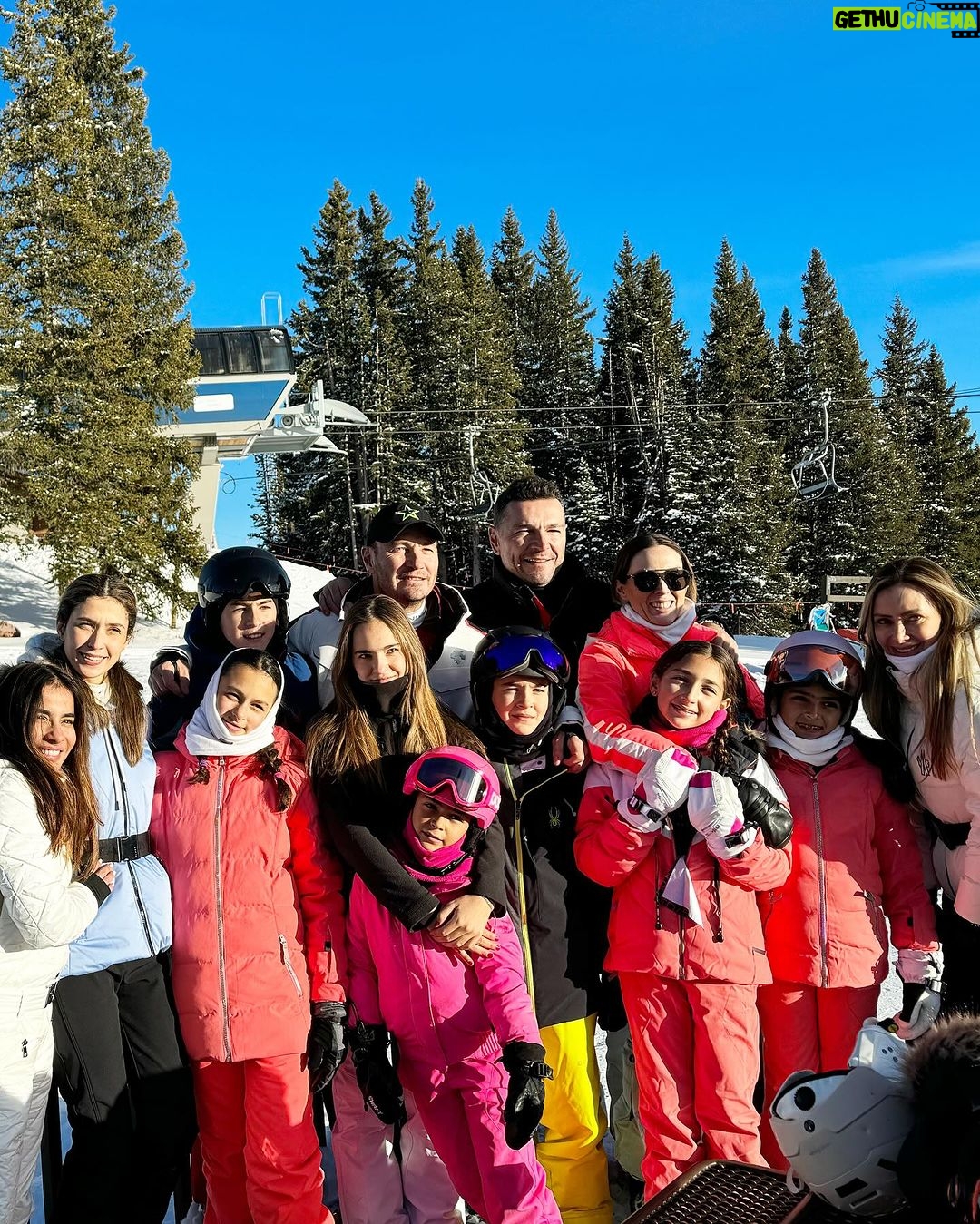 Jacqueline Bracamontes Instagram - Antes de la última bajada del día!!! #paradise @vailmtn @epicpass @epicpass_esp ❄️🏂🎿 @mft07 Vail, Colorado