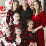 Jacqueline Bracamontes Instagram - Feliz Navidad de parte de la familia Fuentes Bracamontes 🎄❤️🙏🏼 Estar en familia es definitivamente el mejor regalo!!! @mft07 Guadalajara, Jalisco