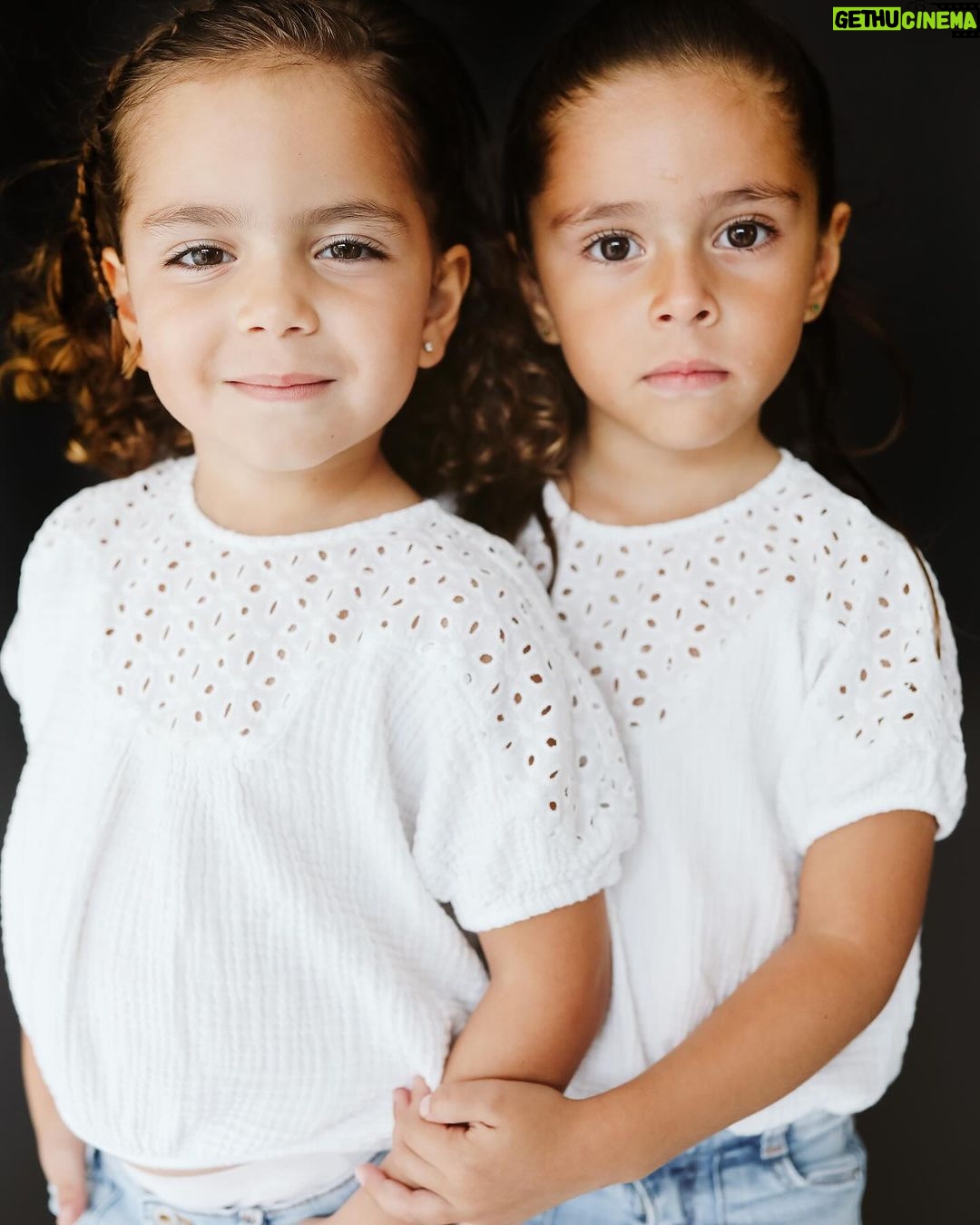 Jacqueline Bracamontes Instagram - Feliz cumpleaños a nuestras “bebés” !!! Emi y Pau. las amamos y deseamos que desde ya todos sus sueños y todo lo que desean con el alma, se les haga realidad!! A gozar la vida amores!!! 🎂🎂🎂 @mft07