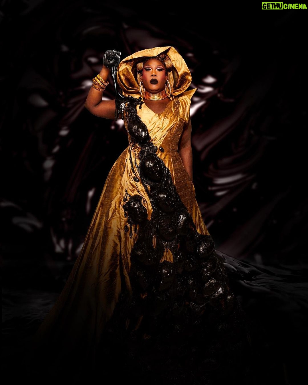 Jada Shada Hudson Instagram - Category is …. ⚫️PAINT⚫️ . …..⚫️✊🏾BLACKNIFICENT✊🏾⚫️. (Adjective). ……………………Definition………………………: …elaborately infused with melanin, extravagantly dripping in striking black beauty, elaborately bathed in chocolate. . This Runway was an amazing piece came to life with nights of thinking, researching, making sure everything was just right… From the hand molded faces with different features to look realistic to the hood. . Black people are always targeted when they wear a hood (hoodies) so we wanted to ad the most beautiful hood…. 👗🪡🧵: @starkerscorsetry 💇🏾♀️: @callherperla 👡: @weareshoefreaks 📸: @colingaudet45 💻: @theonlysapphire (edit) Honorable mention for assisting with this project @ernestolazari & @itsalexdooley🙏🏾 . Watch #CanadasDragRace now on @wowpresentsplus worldwide (ex. Canada) and @cravecanada in Canada 🏁 @canadasdragrace #canadasdragraceseason3 #crave #dragrace #jadashadahudson #blacknificent #blm #blackisbeautiful