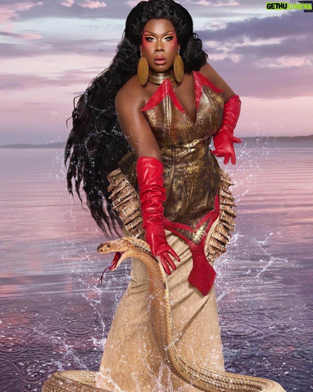 Jada Shada Hudson Instagram - Category is Goddesses of the Ancient World . At once beautiful, protective, seductive, and dangerous, the water spirit Mami Wata (Mother Water) is celebrated throughout much of Africaβ¦β¦.. . Mami Wata is known for her beauty. But she is as seductive as she is dangerous. . . ππΎββοΈ: @callherperla πͺ‘: @connormccalden π¨: @viktorpeters π
πΎ: @clorebeauty π : @weareshoefreaks πΈ: @shootblake . . Watch #CanadasDragRace now on @wowpresentsplus worldwide (ex. Canada) and @cravecanada in Canada π @canadasdragrace #canadasdragraceseason3 #crave #dragrace #jadashadahudson #makeupoftheday #goddess #mamiwata #africa