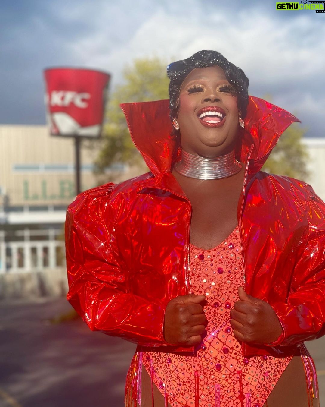Jada Shada Hudson Instagram - Am I finger licking Good🤤😜………… . . . Btw I love me some @kfc @kfc_canada especially when it’s right next to your Hotel🍗 . . Victoria, British Columbia