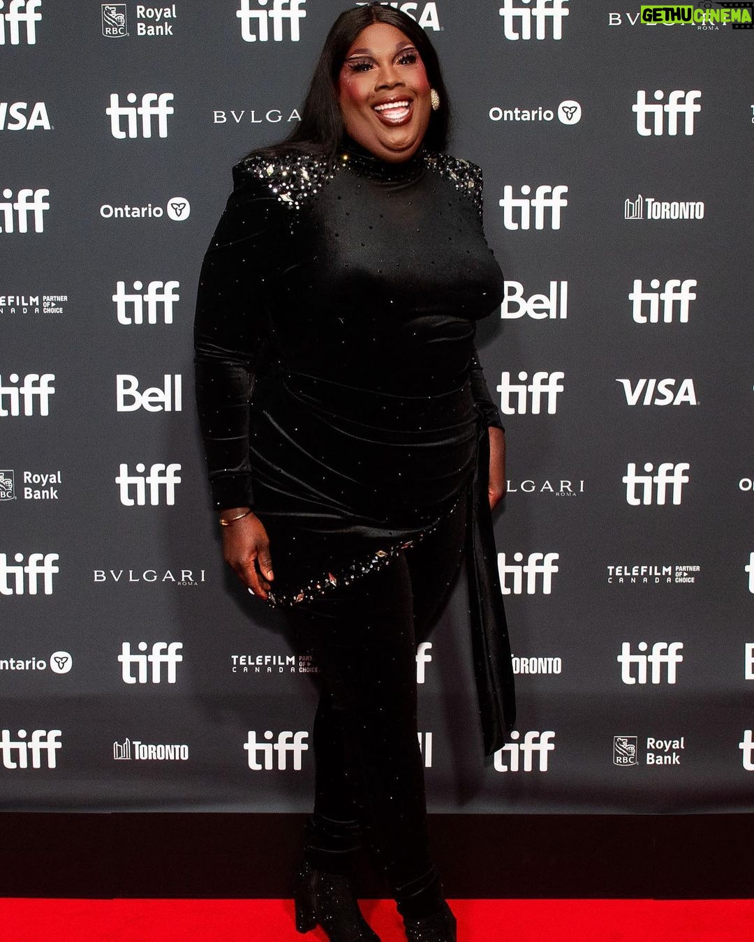Jada Shada Hudson Instagram - SWIPE ◀️Toronto it’s that time again 🎬🎥🎞️ #tiff23 @tiff_net ……. 📸RedCarpet for the Premiere of @sololefilm a Queer film directed and written by @sophiedupuis ……. 🎬Get Ready because this film will make you laugh & cry, there’s DragEntertainment, Drama fights and a heartfelt love story💔. It Comes out OCT 6th am te watching it for sure🎞️ 📸 by @arthurmola (🎥 by My assistant @tannerladi) TIFF
