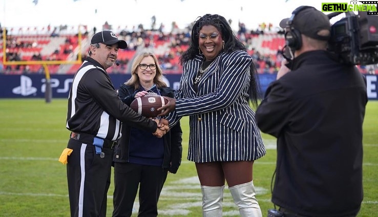 Jada Shada Hudson Instagram - Reposted from @torontoargos ….. . Game 🏈 Delivery by Torontos Turnup Queen 👸🏾……….. me 😜 . A Day to truly remember 🥹 treated like a Super Star …… Toronto you made the Queen feel like the only Queen today 🥰🏳️‍🌈🏈 ……. Also Thanks @pridetoronto 🫶🏾….. BMO Field