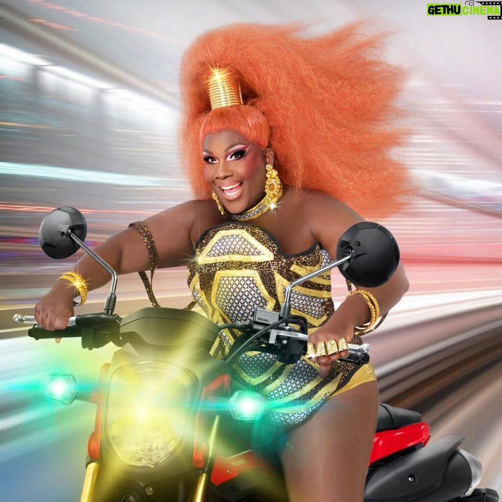 Jada Shada Hudson Instagram - The Race Starts after Drag Race 🏁 ….. …………🏍Whose hopping on ?………………… . . Thanks @ravigill2 @rupertgillbert for gifting me this look and mailing It to me 😍🙏🏾 . 👗 @rupertgillbert 💇🏾‍♀️ @hairbycherieblossom 📸 @thats_hawesome .