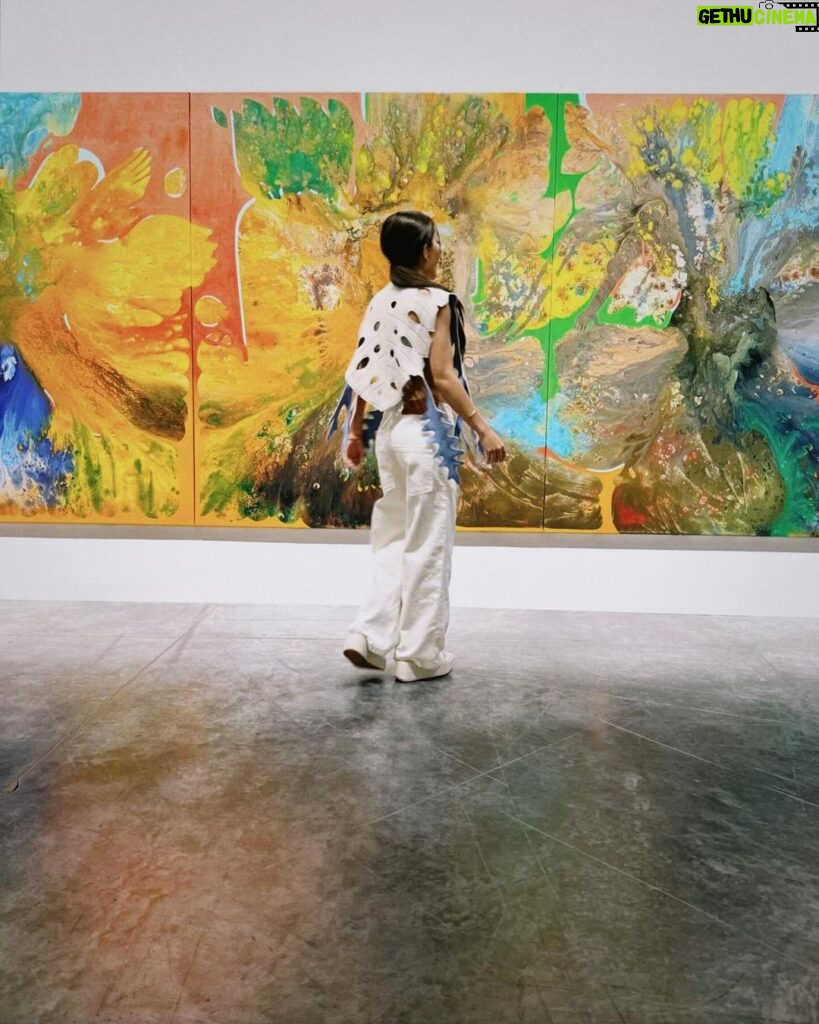 Jade Picon Instagram - a arte liberta a alma e colore os pensamentos 💙 feliz em estar na maior feira de arte do mundo @artbasel Art Basel Miami Beach