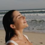 Jade Picon Instagram - eu cuido e me protejo com ANTHELIOS UVMUNE 400 de @larocheposaybr ☀️ o 1º filtro solar do Brasil* que possui máxima proteção contra os raios UVA ultralongos**, que são os mais danosos pra nossa pele! agora na versão AIRLICIUM, desenvolvido especialmente para peles oleosas, controlando e reduzindo a oleosidade da pele. é perfeito para minha rotina! 🤍 Consulte sempre o seu dermatologista. *De La Roche-Posay **[340-400nm] = UVA-longo / [380-400nm] = fim do espectro, chamado de UVA ULTRALONGO.
