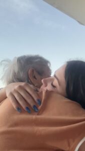 Jade Picon Instagram - hoje com a minha vó Dora que amanhã faz 94 anos ❤️ o tempo voa… que a gente não deixe nada para depois e ame quem nos quer bem