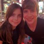 Jade Picon Instagram - certas coisas nunca mudam! ❤️ voltar aqui 14 anos depois da última vez que viemos juntos está sendo muito especial. parece que deu tudo certo, né? obrigada por sonhar tão grande desde quando éramos pequenos e me mostrar que tudo é possível. 🌟juntos, sempre! New York, New York