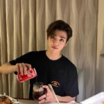 Jaemin Instagram - Looooool 😂 I took pictures of just me eating with Mark🍴🤓 in Houston 🇺🇸