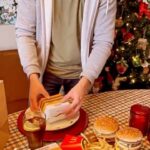 Jaime Lorente Instagram - Me encanta pasar estas fechas rodeado de mi gente y disfrutar de buenos momentos. Que mejor que con #BigMacDOBLE que esta ahora en @McDonalds _es por tiempo limitado. Doble de sabor, doble de carne, acompañado con una @cocacola_esp y patatas. #EnNavidadDisfrutaElDoble #publi