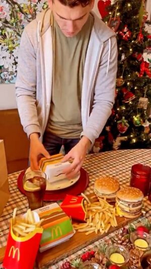 Jaime Lorente Instagram - Me encanta pasar estas fechas rodeado de mi gente y disfrutar de buenos momentos. Que mejor que con #BigMacDOBLE que esta ahora en @McDonalds _es por tiempo limitado. Doble de sabor, doble de carne, acompañado con una @cocacola_esp y patatas. #EnNavidadDisfrutaElDoble #publi