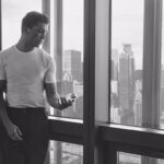 Jaime Lorente Instagram - Un hotel con vistas y mi #perfume favorito. No le pido más al #DíadelPadre #ad @armanibeauty #AcquadiGio