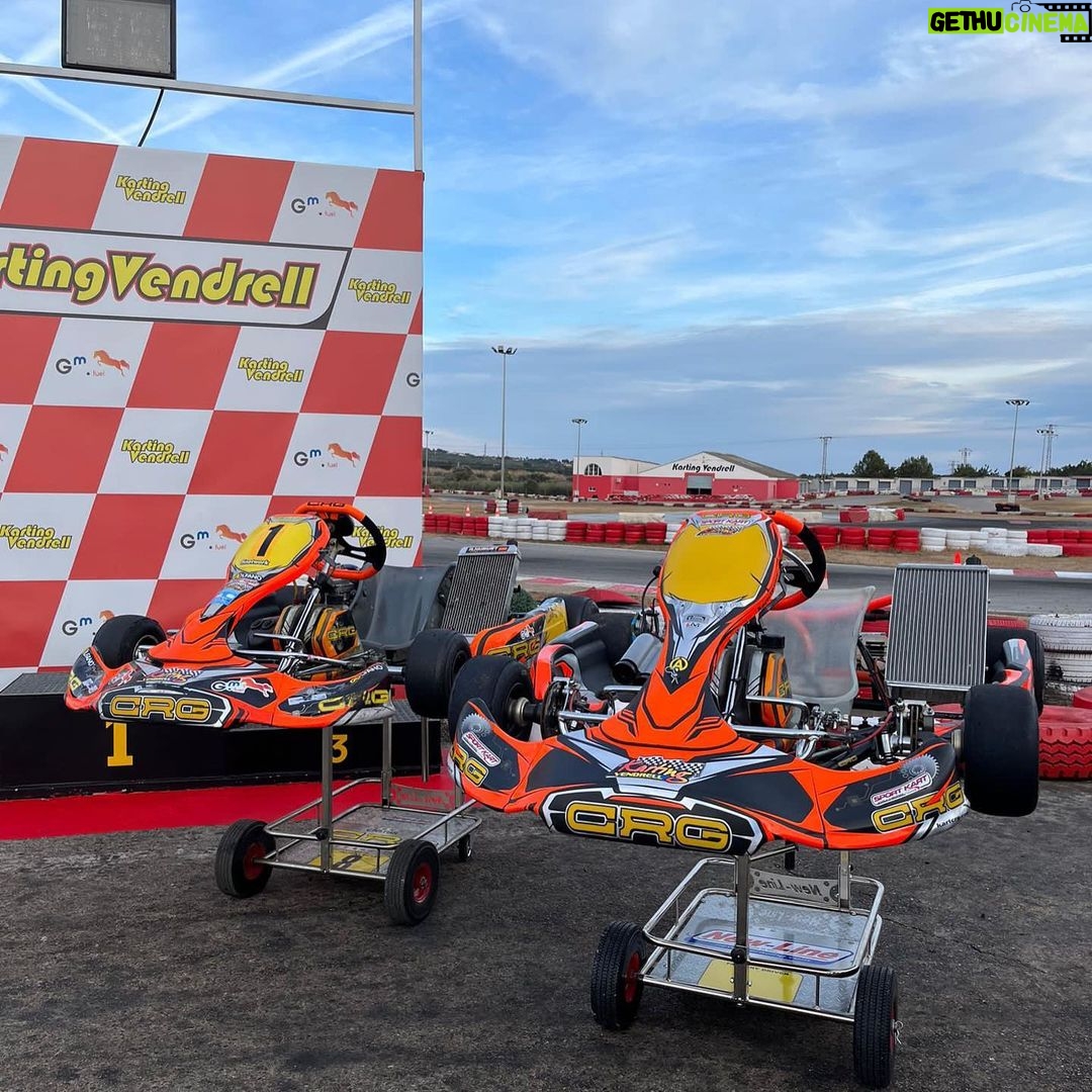 Jaime Lorente Instagram - Con esta cara de respeto miraba ayer al Kz 😂😎🏎️ !! Lo que disfruté ayer en @kartingvendrell gracias a @carlosgil11 Y todo su equipo no lo puedo explicar con palabras. Enamorado de este deporte!!!