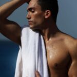 Jaime Lorente Instagram - Sol, playa y #AcquadiGio @armanibeauty #armanibeauty #AD
