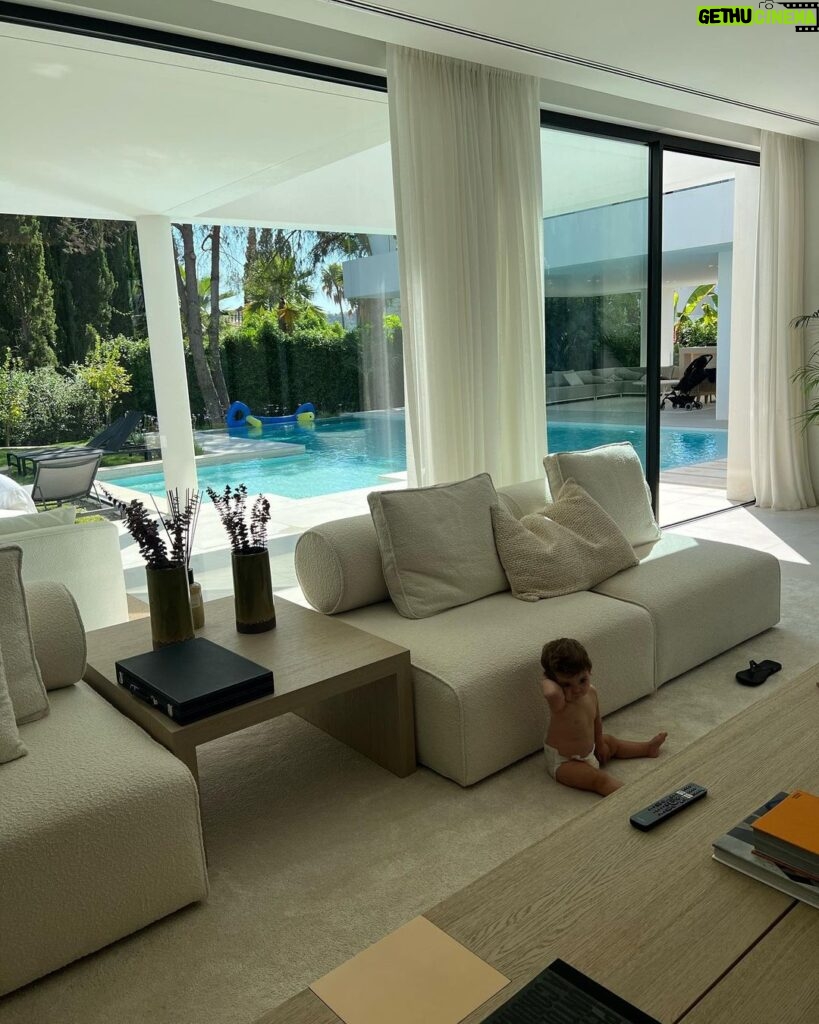 Jaime Lorente Instagram - Gracias @pacasohomes por unas vacaciones de lujo. Que gozada disfrutar de vuestras casas❤️