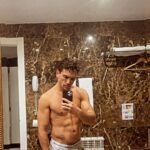 Jaime Lorente Instagram - Un poquito de carnesitaaaa