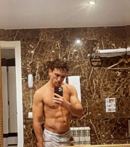 Jaime Lorente Instagram - Un poquito de carnesitaaaa