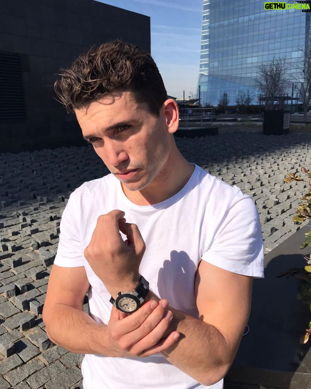 Jaime Lorente - 276.1K Likes - Siempre a tiempo con @bulgari #BulgariAluminium #BulgariWatches