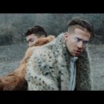 Jaime Lorente Instagram - Estamos fuera! Guapo y Loco en todas las plataformas Música por @pablogareta1 Master @mixedbykoar Directed by @leonsantana_ Produced by @slipcast_production Team snow DOP @rodrigo.depablo 1st AC @aaayal 2nd AC @manuelparada.mov Gaffer @m.bryant Electric @alexsarta Team bar DOP @e.lorite 1st AC @njgl Aux. @antoniovermut DIT @danihernandez.m Gaffer @ignaciodivar Best Boy @@abeltrangd Producer: @aleexcape Auxiliar de Prod @jesusgoj Art director @thelastdiego Stylist @a.hierro MUAH @andreas.makeup_ Color @joncorres Storyboard @dead.astronomer Still photography @debgvargas @lachicajeep Villain @alberto_tierrez Geos @jequecarlos @alb_sabina @sararuizferrer @nono_mateos Henchmen @babilonix_ @alexbaccelli @remus_be_real Thanks @jadminer @tmusicrepublic