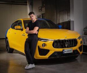 Jaime Lorente Instagram - #MaseratiLevanteHybrid #Maserati 
@maserati_es @maserati_italia @maserati

Mañana nos vemos en las ventas, se va a liar 🔥🔥🔥