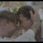 Jaime Lorente Instagram - Os dejo un pequeño making of del rodaje de SRA SMIT para q veáis lo bien que nos lo pasamos grabándolo Cuál es vuestro momento favorito del vídeo? Os leo en los comentarios!! Muchas gracias al equipo de @gvinegin @richbcn te queremos ricccccccc
