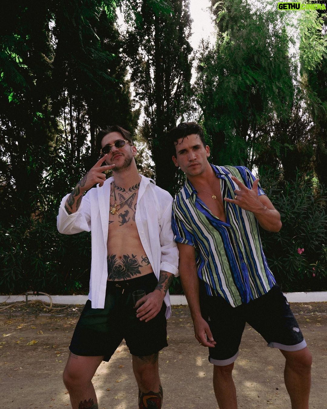 Jaime Lorente - 468.6K Likes - Os dejo algunas fotos del rodaje de SRA SMIT
Que os está pareciendo ?
Si aún no lo has visto, tienes el link en mi BIO
👀👀👀