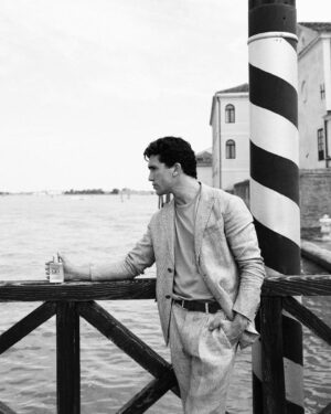 Jaime Lorente Instagram - Retrato con 2021 al fondo.
Feliz año para todxs

@armanibeauty

#armanibeauty
#acquadigio 
#perfume