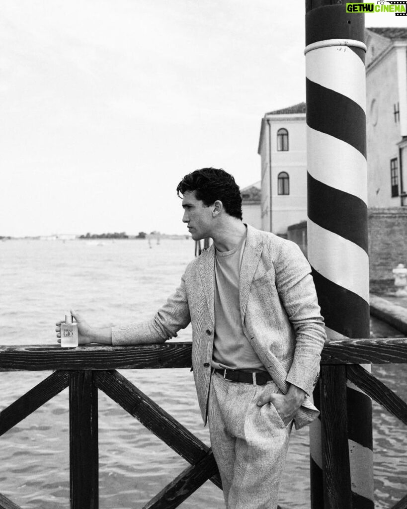 Jaime Lorente Instagram - Retrato con 2021 al fondo. Feliz año para todxs @armanibeauty #armanibeauty #acquadigio #perfume